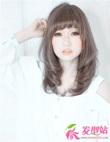 中長發(fā)大臉女生流行卷發(fā)發(fā)型