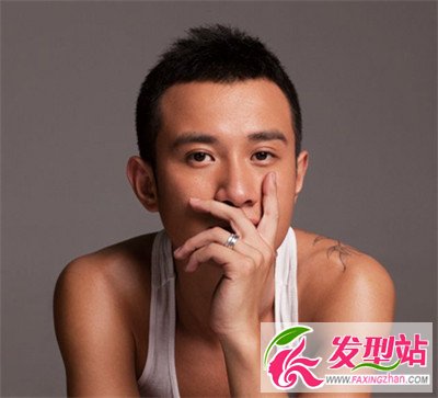 男士露額無(wú)劉海發(fā)型 展現(xiàn)新時(shí)代男生時(shí)尚觀念