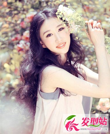 清新甜美女生長卷發(fā)發(fā)型 詮釋不一樣的美
