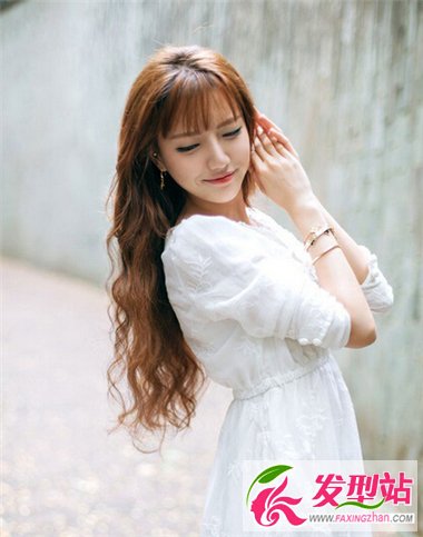 女生披肩長(zhǎng)卷發(fā)發(fā)型 展現(xiàn)你時(shí)尚嫵媚女人味