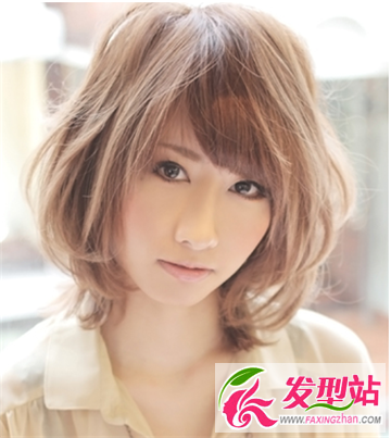 中長(zhǎng)發(fā)梨花燙