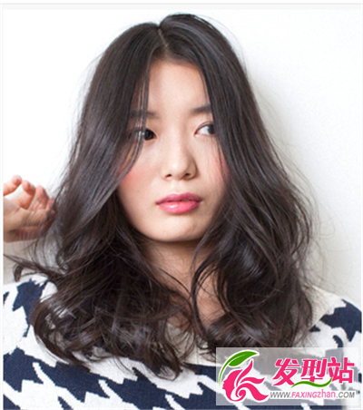 輕盈的中長(zhǎng)卷發(fā)發(fā)型設(shè)計(jì)