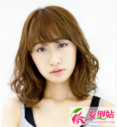 厚重的齊劉海發(fā)型修顏顯嫩又可以增加女生的甜美風(fēng)