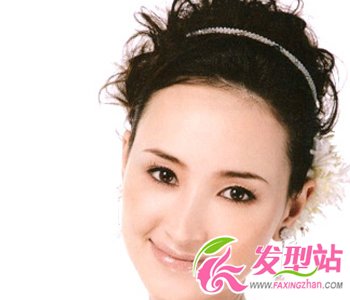 將長卷發(fā)蓬松地盤在腦后