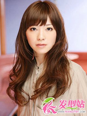 夏日街拍最熱8款女人味發(fā)型 讓長發(fā)加上卷度