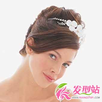輕盈盤發(fā)打造高雅新娘Look