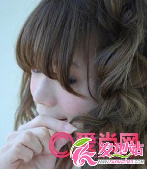 來(lái)自非主流卷發(fā)的時(shí)尚 非主流蓬松發(fā)型扎法步驟詳解