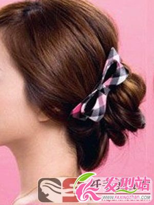 用蝴蝶結(jié)三步DIY溫柔低發(fā)髻 用蝴蝶結(jié)三步DIY溫柔低發(fā)髻